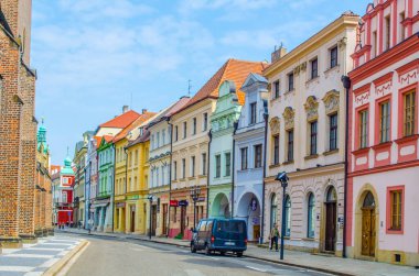 Czech şehrinin tarihi bölümü Hradec kralove 'un Velke isim meydanının yanındaki eski tarz evlerin renkli cephelerinin görüntüsü