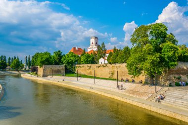 Macaristan 'ın Gyor şehrindeki nehrin üzerindeki piskopos kalesi ve katedral kulesi