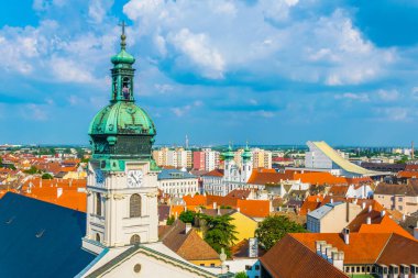 Macaristan 'ın Gyor kentindeki Roma katedralinin beyaz bir binasının havadan görünüşü
