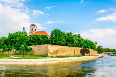 Macaristan 'ın Gyor şehrindeki nehrin üzerindeki piskopos kalesi ve katedral kulesi