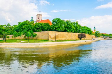 Macaristan 'ın Gyor şehrindeki nehrin üzerindeki piskopos kalesi ve katedral kulesi