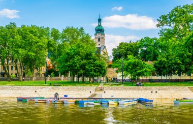 Macar şehrin Gyor Raba Nehri'nin kıyısında
