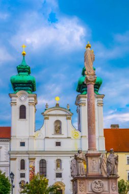 Macaristan, Gyor 'daki Szechenyi Meydanı' ndaki Benedictine Loyolai Szent Ignac Kilisesi.