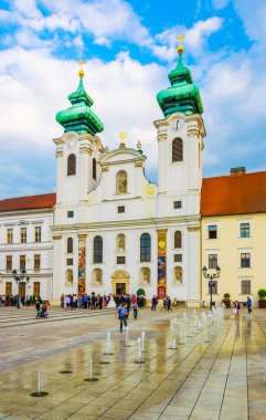 Macaristan, Gyor 'daki Szechenyi Meydanı' ndaki Benedictine Loyolai Szent Ignac Kilisesi.