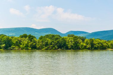 Macaristan 'daki Borzsony tepelerinin manzarası Tuna Nehri' ni yansıtıyor