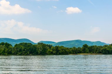 Macaristan 'daki Borzsony tepelerinin manzarası Tuna Nehri' ni yansıtıyor