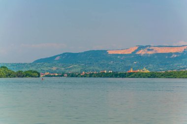 Macaristan 'daki Borzsony tepelerinin manzarası Tuna Nehri' ni yansıtıyor