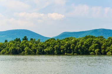 Macaristan 'daki Borzsony tepelerinin manzarası Tuna Nehri' ni yansıtıyor
