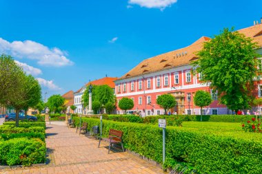 İnsanlar Marcius 15 meydanında yürüyorlar Macar Tahliye Merkezi 'nde..