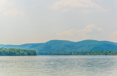 Macaristan 'daki Borzsony tepelerinin manzarası Tuna Nehri' ni yansıtıyor