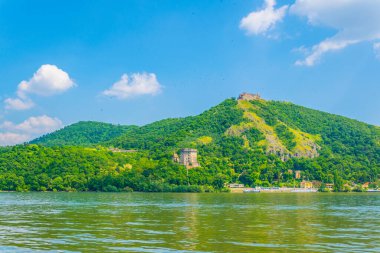 Macaristan 'daki Tuna Nehri' ne bakan Višegrad Kalesi manzarası
