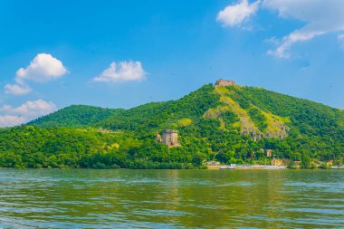 Macaristan 'daki Tuna Nehri' ne bakan Višegrad Kalesi manzarası