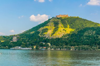 Macaristan 'daki Tuna Nehri' ne bakan Višegrad Kalesi manzarası