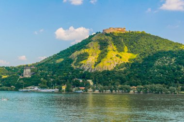 Macaristan 'daki Tuna Nehri' ne bakan Višegrad Kalesi manzarası