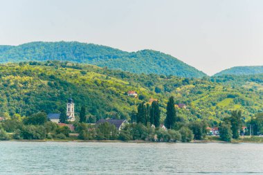 Macaristan 'da Danube nehrinin yanındaki Višegrad kasabasının manzarası