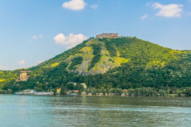 Macaristan 'daki Tuna Nehri' ne bakan Višegrad Kalesi manzarası