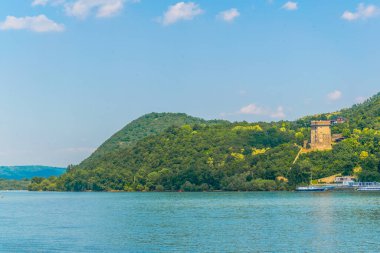 Macaristan 'daki Visegrad kalesinin altındaki Süleyman kulesinin manzarası