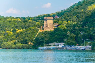 Macaristan 'daki Visegrad kalesinin altındaki Süleyman kulesinin manzarası
