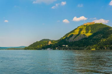 Macaristan 'daki Tuna Nehri' ne bakan Višegrad Kalesi manzarası