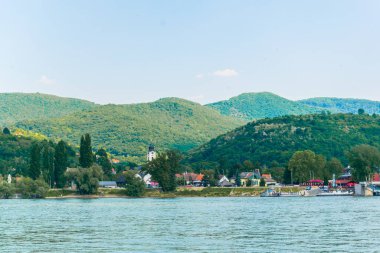 Macaristan 'da Danube nehrinin yanındaki Višegrad kasabasının manzarası