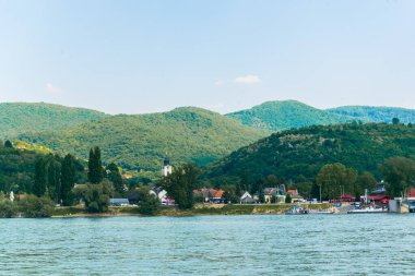 Macaristan 'da Danube nehrinin yanındaki Višegrad kasabasının manzarası