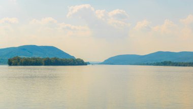 Macaristan 'da Visegrad ile Esztergom arasındaki virajdaki Tuna Nehri manzarası