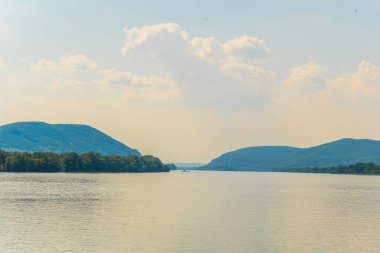 Macaristan 'da Visegrad ile Esztergom arasındaki virajdaki Tuna Nehri manzarası