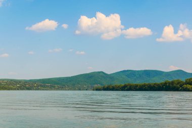 Macaristan 'da Visegrad ile Esztergom arasındaki virajdaki Tuna Nehri manzarası