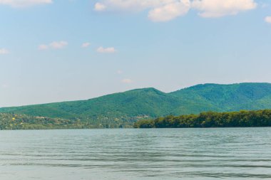 Macaristan 'da Visegrad ile Esztergom arasındaki virajdaki Tuna Nehri manzarası