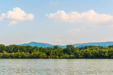 Macaristan 'da Visegrad ile Esztergom arasındaki virajdaki Tuna Nehri manzarası