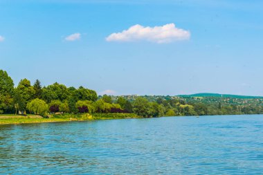 Macaristan 'da Visegrad ile Esztergom arasındaki virajdaki Tuna Nehri manzarası