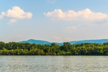 Macaristan 'da Visegrad ile Esztergom arasındaki virajdaki Tuna Nehri manzarası