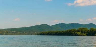 Macaristan 'da Visegrad ile Esztergom arasındaki virajdaki Tuna Nehri manzarası