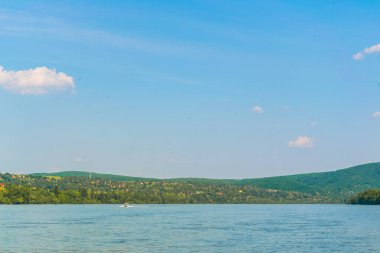 Macaristan 'da Visegrad ile Esztergom arasındaki virajdaki Tuna Nehri manzarası