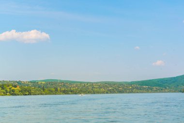 Macaristan 'da Visegrad ile Esztergom arasındaki virajdaki Tuna Nehri manzarası