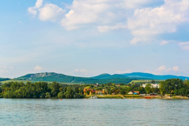 Macaristan 'da Tuna dönemecindeki Szob köyünün manzarası