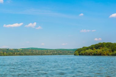 Macaristan 'da Visegrad ile Esztergom arasındaki virajdaki Tuna Nehri manzarası