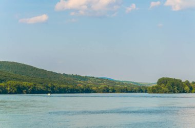 Macaristan 'da Visegrad ile Esztergom arasındaki virajdaki Tuna Nehri manzarası