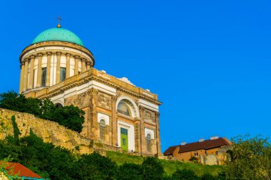 Macaristan 'ın aşağısındaki bir parktan ünlü Esztergom Bazilikası manzarası