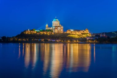 Macaristan 'ın Tuna Nehri' ni yansıtan esztergom bazilikasının gece görüşü