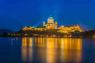 Macaristan 'ın Tuna Nehri' ni yansıtan esztergom bazilikasının gece görüşü