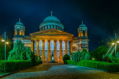 Macaristan 'ın ünlü Esztergom Bazilikası' nın gece görüşü