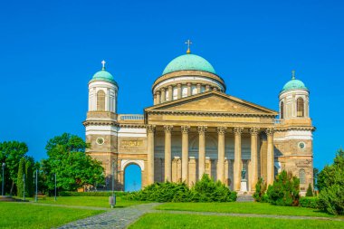 Ünlü Esztergom bazilikasının ön görünümü, Macaristan
