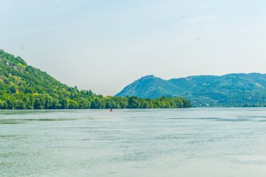 Macaristan 'da Visegrad ile Esztergom arasındaki virajdaki Tuna Nehri manzarası
