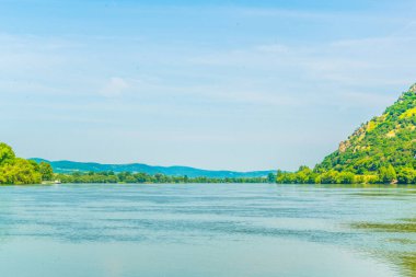Macaristan 'da Visegrad ile Esztergom arasındaki virajdaki Tuna Nehri manzarası
