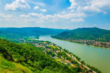 Tuna kıvrımı Macaristan 'daki Višegrad kalesinden görülüyor