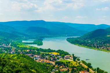 Tuna kıvrımı Macaristan 'daki Višegrad kalesinden görülüyor