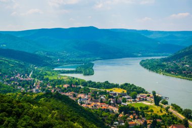 Tuna kıvrımı Macaristan 'daki Višegrad kalesinden görülüyor