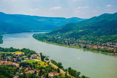 Tuna kıvrımı Macaristan 'daki Višegrad kalesinden görülüyor