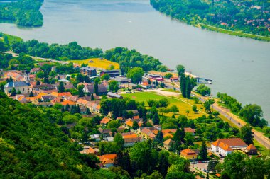 Macaristan 'da Danube nehrinin yanındaki Višegrad kasabasının hava manzarası